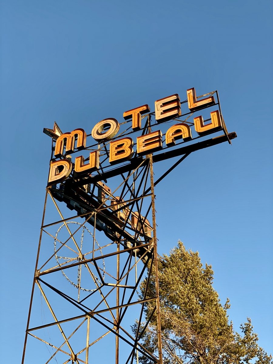Motel Du Beau neon sign