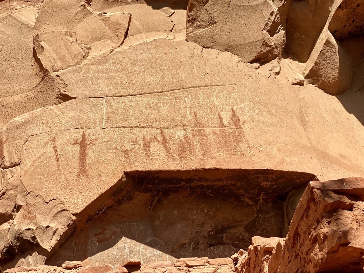 Honanki petroglyphs and graffiti