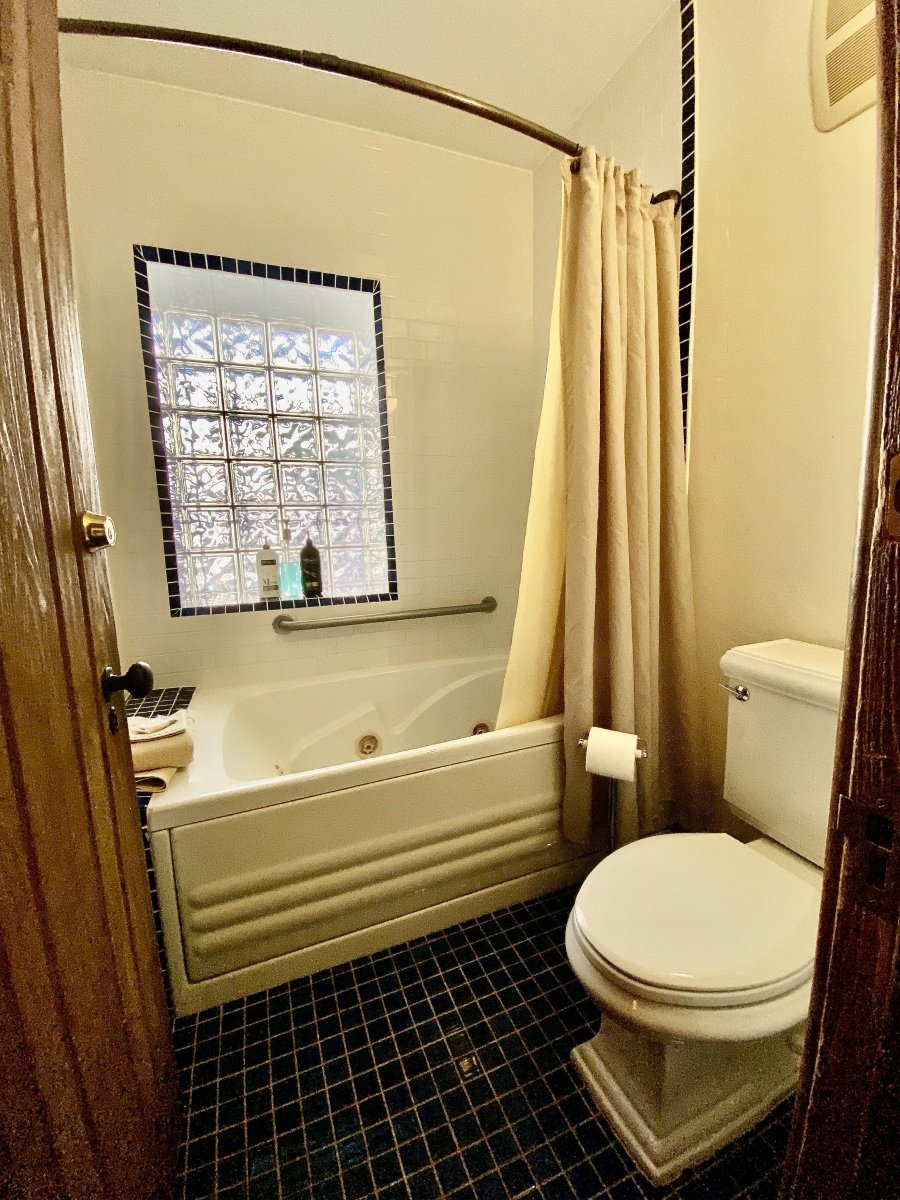 La Posada Hotel Harry Truman guestroom bathroom
