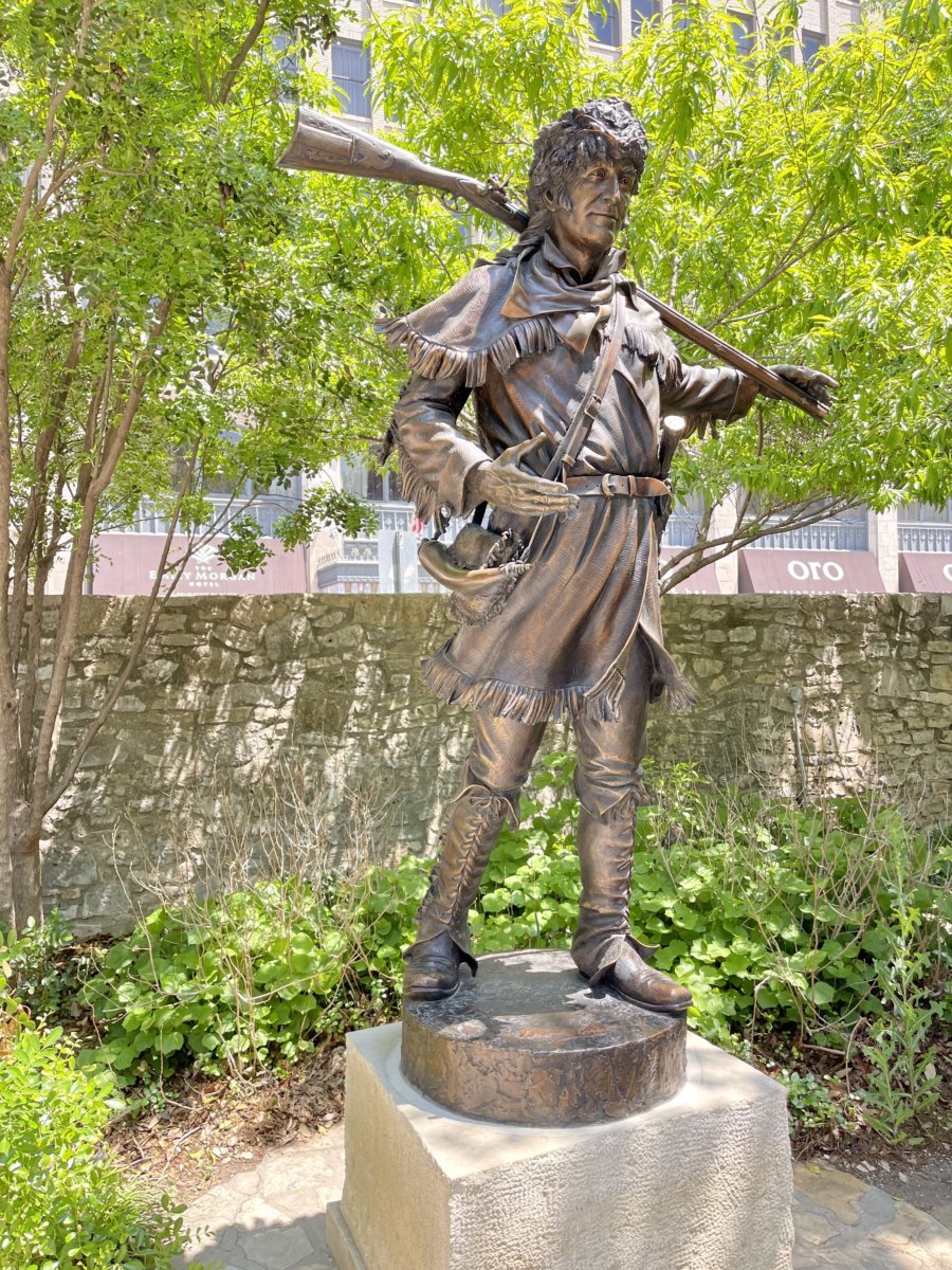 Alamo David Crockett statue