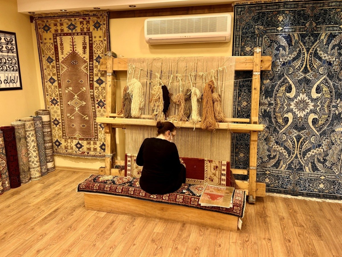 Weaving Turkish carpets